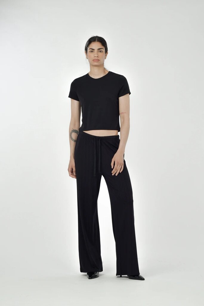 Paper Label 'Cassie' Cropped Tee - Black