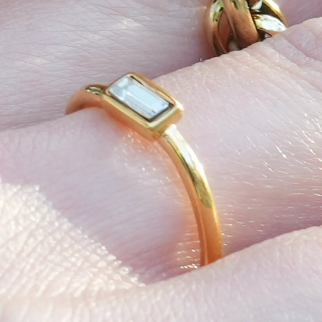 Hackney Nine 'Nilda' Elegant Rectangule CZ Stone Ring