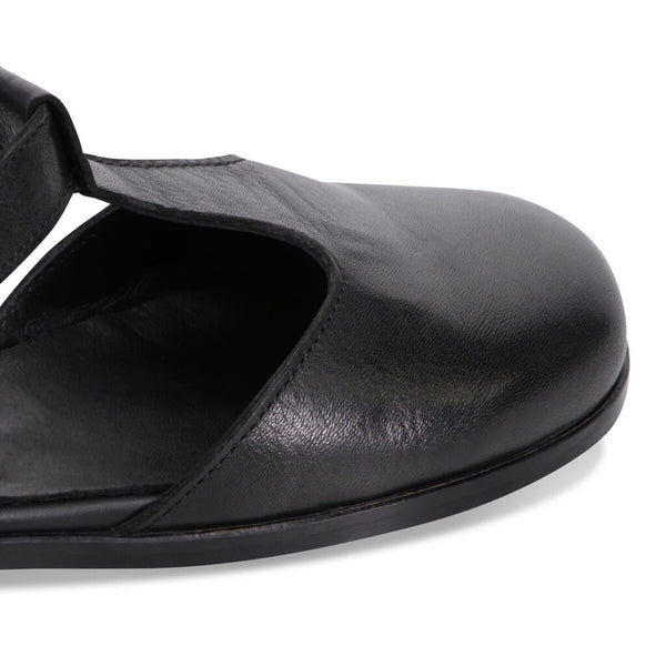 Bueno 'Farah' Closed Toe Sandal