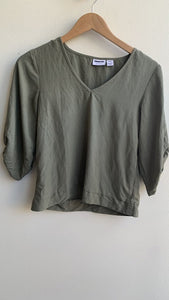 Pre-Owned Noisy May Army Green 3/4 Rouched Sleeve V-Neck Top - Size X-Small