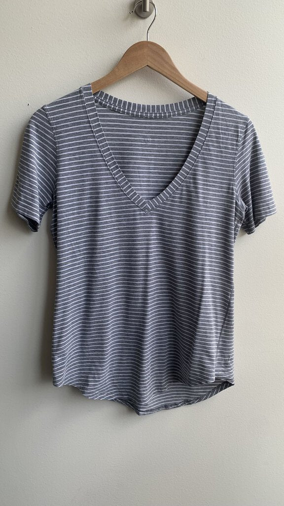 Pre-Owned Lululemon Grey/White Stripe Tee - Size Medium (Estimated)