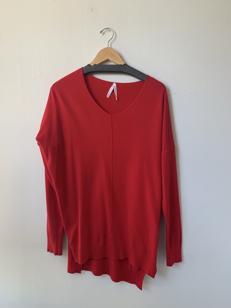 Pre-Owned Dreamers by Debut Red V-Neck Front Seam High-Low Sweater - Size X-Small