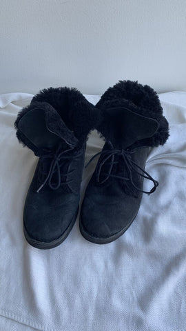 Pre-Owned Ugg Black Suede Sherpa Lined Lace Up Boots - Size 9