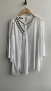 Pre-Owned Zoi White Embellished Keyhole Neckline Long Sleeve Blouse - Size Small