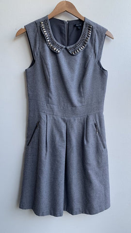 Pre-Owned RW&Co Grey Beaded Collar Sleeveless Dress - Size 6