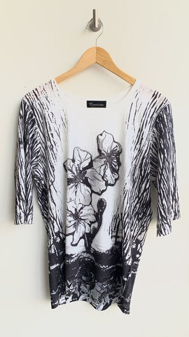 Pre-Owned Creation White/Black Floral Graphic Top - Size M/L (Estimated)