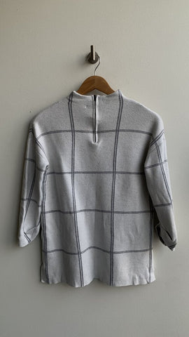 Pre-Owned Tahari White/Grey Windowpane Print Mock Neck Sweater - Size Medium