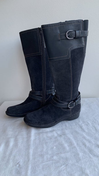 Pre-Owned Clarks Black Suede Round Toe Riding Boots - Size 5.5