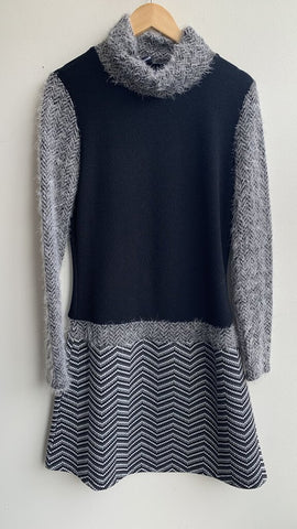 Pre-Owned Smash! Black/Grey Printed Eyelash Sleeve Knit Dress - Size Medium