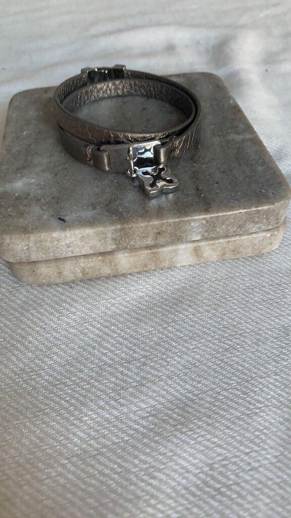 Pre-Owned Lia Sophia Pewter Double Wrap Leather Bracelet