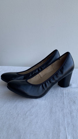 Pre-Owned Naturualizer Black Round Toe Block Heel- Size 7