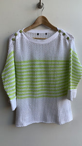 Pre-Owned White/Green Open Crochet 3/4 Sleeve with Button Should Detail- Size Medium (Estimated)