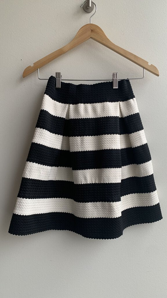 Pre-Owned HYPR Black/White Stripe Textured Skirt (NWT)- Size S/M