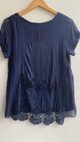 Pre-Owned Navy Silk Tee w/ Lining and Crochet Back - Size Small