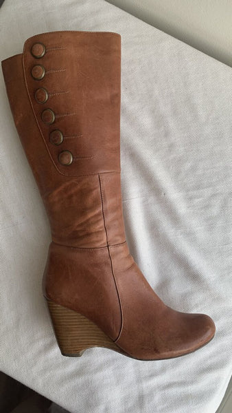 Pre-Owned Miz Mooz Cognac Button Detail Wedge Calf Length Boots - Size 6.5