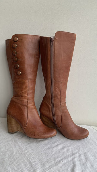 Pre-Owned Miz Mooz Cognac Button Detail Wedge Calf Length Boots - Size 6.5