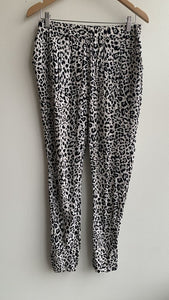 Pre-Owned Vero Moda Black/White Leopard Print Pants - Size Medium (Estimated)