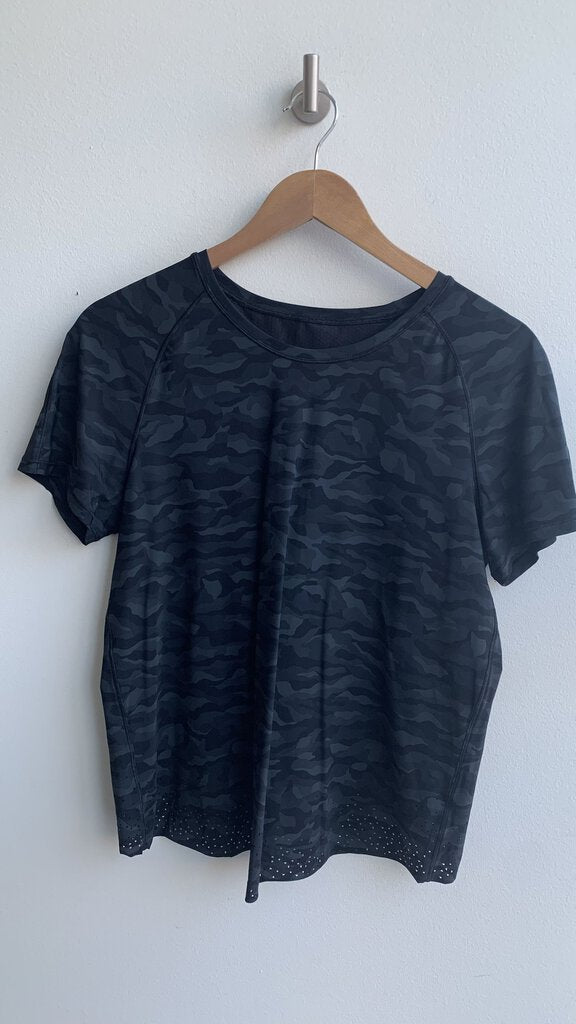 Pre-Owned Lululemon Black Camo Split Back Punch Cut Tee - Size Medium (Estimated)