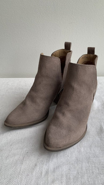 Pre-Owned Madden Girl Taupe V-Cut Faux Suede Booties - Size 6