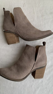 Pre-Owned Madden Girl Taupe V-Cut Faux Suede Booties - Size 6