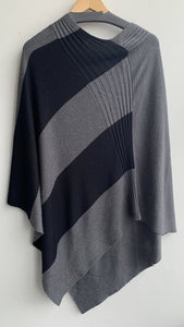 Pre-Owned Venus Black/Grey Knit Cape - One Size