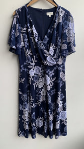 Pre-Owned Laura Blue with White Floral Midi Dress- Size 14