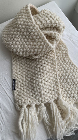 Pre-Owned Laundromat Cream Knit Tassel Scarf