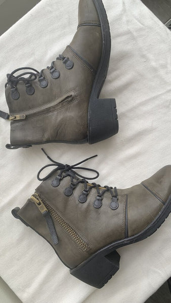 Pre-Owned Bussola Grey Leather Military Style Boots - Size 37