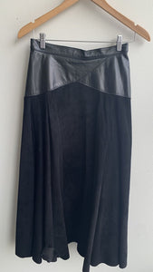 Pre-Owned Leather/Suede Lined Full Midi Skirt - Size 10