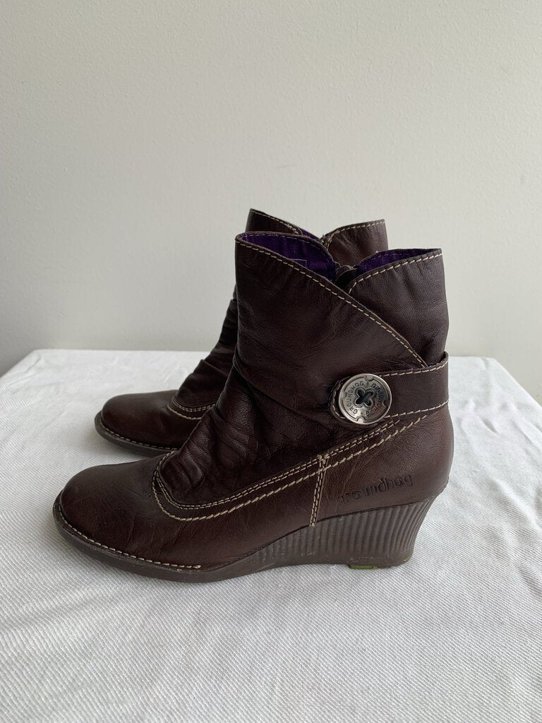 Pre-Owned Groundhog Brown Leather Side Button Wedge Booties - Size 7