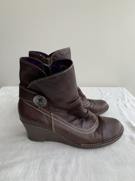 Pre-Owned Groundhog Brown Leather Side Button Wedge Booties - Size 7