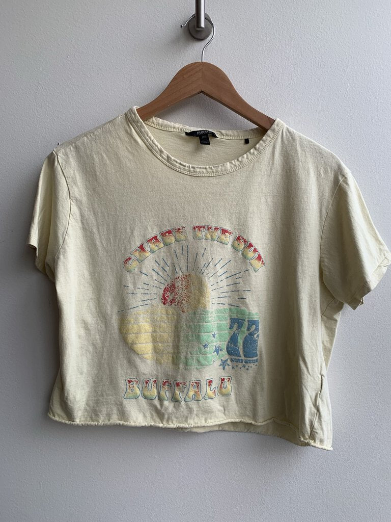 Pre-Owned Buffalo Yellow 'Chase the Sun' Cropped Tee - Size Medium