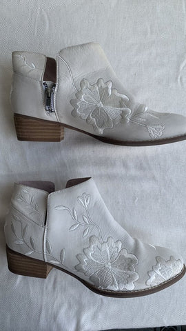 Pre-Owned Seychelles Off-White Embroidered Floral Bootie- Size 8.5