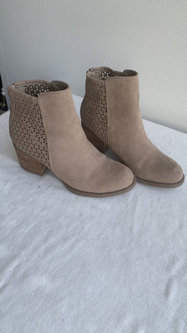 Pre-Owned Steve Madden Taupe Cut Out Ankle Print Bootie- Size 6