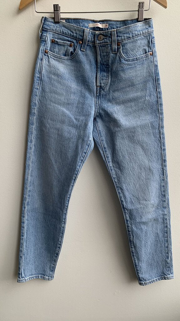 Pre-Owned Levi's Light Wash Wedgie Jeans - Size 26