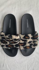 Pre-Owned Steve Madden Leopard Print Slides - Size 9