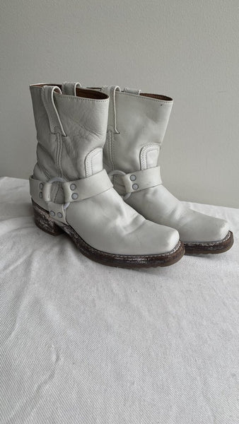 Pre-Owned Frye White Square Toe Buckle Leather Boots - Size 6.5