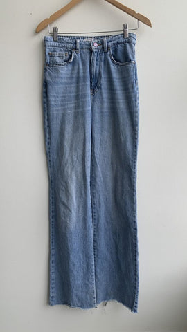 Pre-Owned Stradivarius Light Wash High Rise Wide Leg Fray Hem Jeans - Size 4