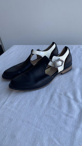 Pre-Owned John Fluevog Black/Cream Buckle Shoes - Size 7