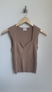 Pre-Owned Abercrombie & Fitch Camel Sleeveless Knit Sweetheart Neckline Tank - Size Small