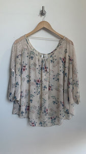 Pre-Owned Lauren Conrad Cream Floral Flowy Blouse - Size Medium