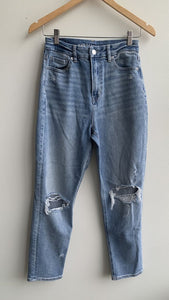 Pre-Owned American Eagle Light Wash Straight Leg Ripped Knees Jeans- Size 4