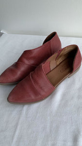 Pre-Owned Bueno Red Pointy Toe Sie Cut Flats - Size 39