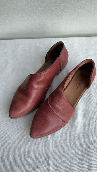 Pre-Owned Bueno Red Pointy Toe Sie Cut Flats - Size 39