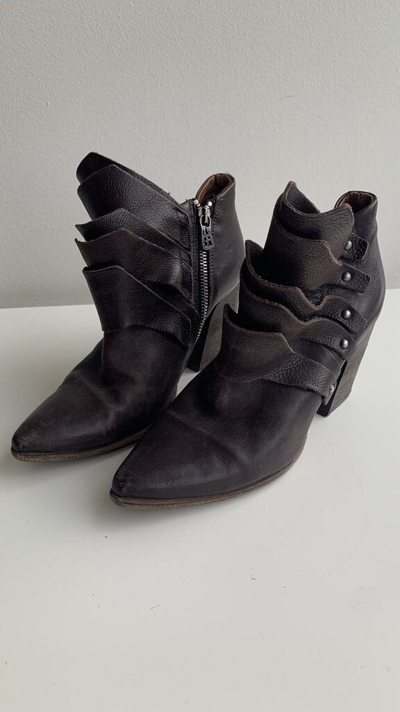 Pre-Owned A.S. 98 Brown Pointy Toe Layered Leather Booties - Size 39