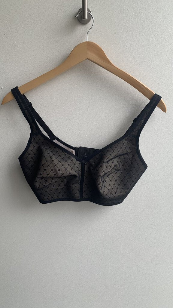 Pre-Owned Lululemon Black/Nude Clasp Back Sports Bra - Size 32DD