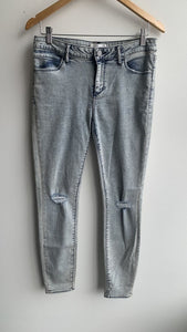 Pre-Owned Articles of Society Light Wash Ripped Knee Skinny Jeans - Size 29