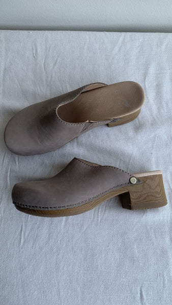 Pre-Owned Dansko Taupe Leather Clogs - Size 38