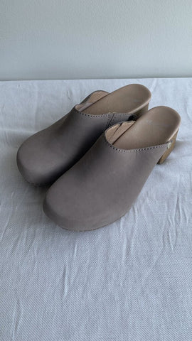 Pre-Owned Dansko Taupe Leather Clogs - Size 38