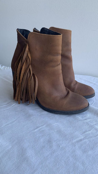 Pre-Owned Steven Madden Brown 'Woodstock' Fringe Heeled Ankle Boot- Size 8